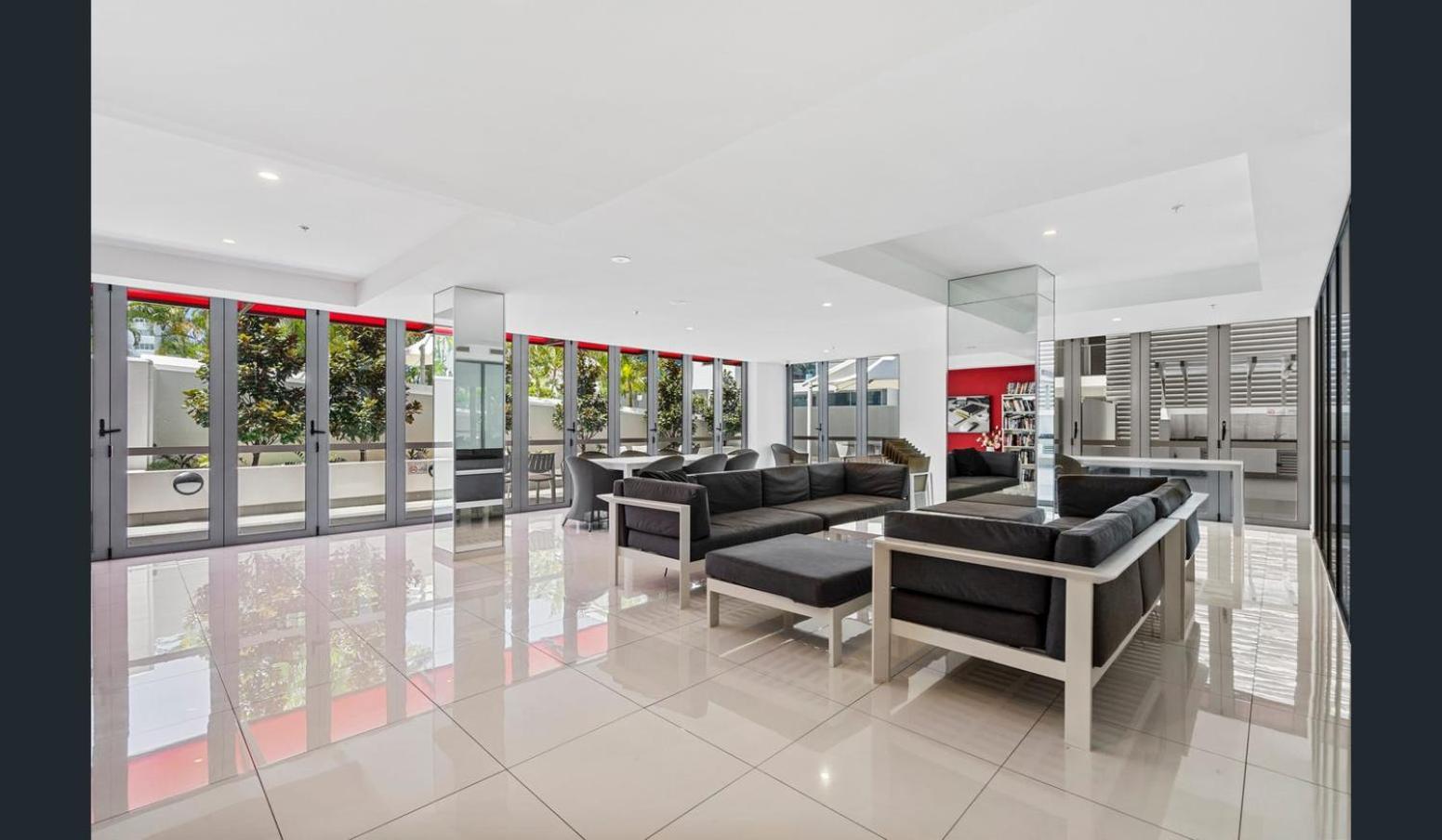 Broadwater 4 Bedroom Apartment *